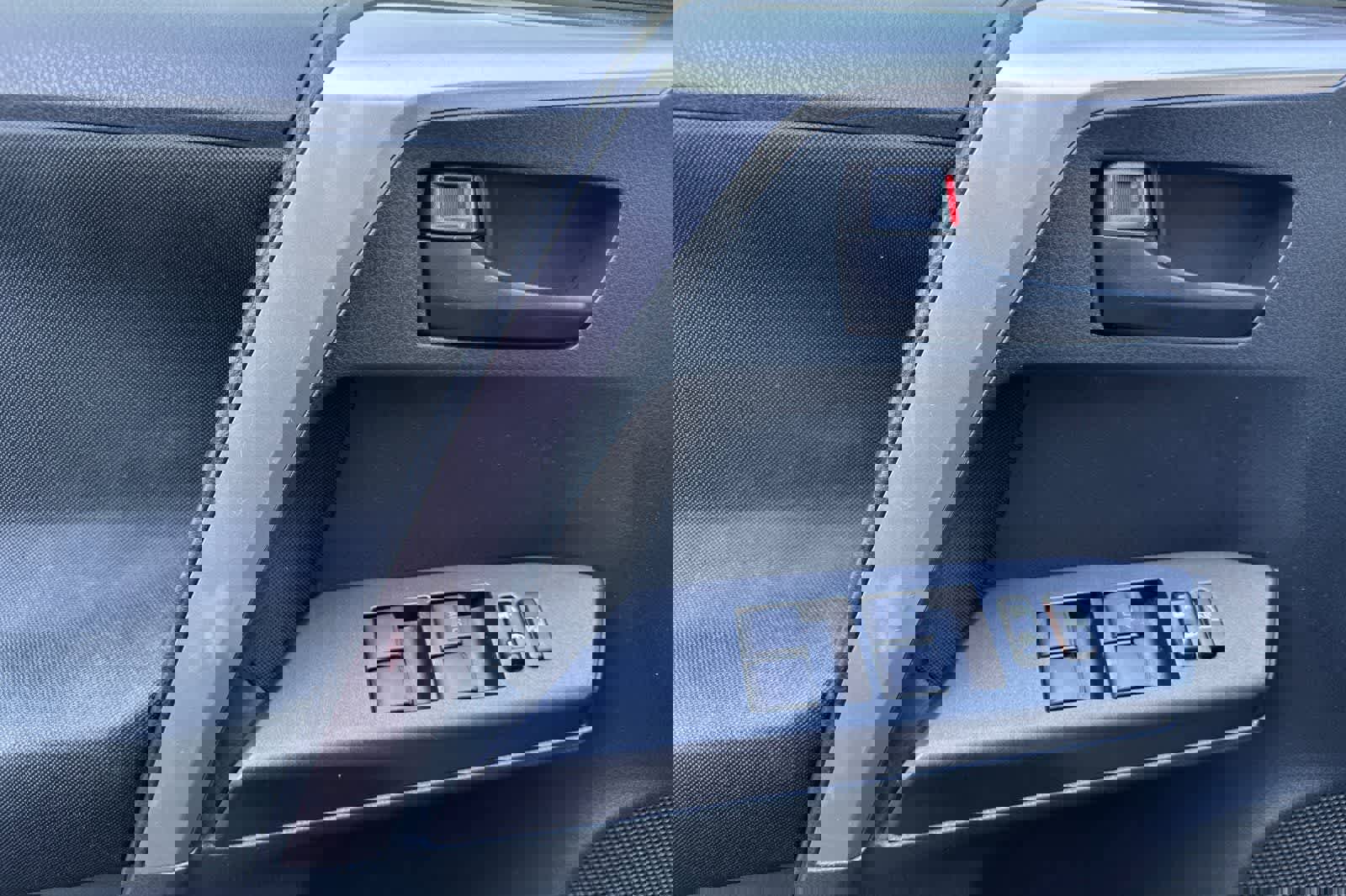 Used 2016 Toyota RAV4 LE FWD image 12