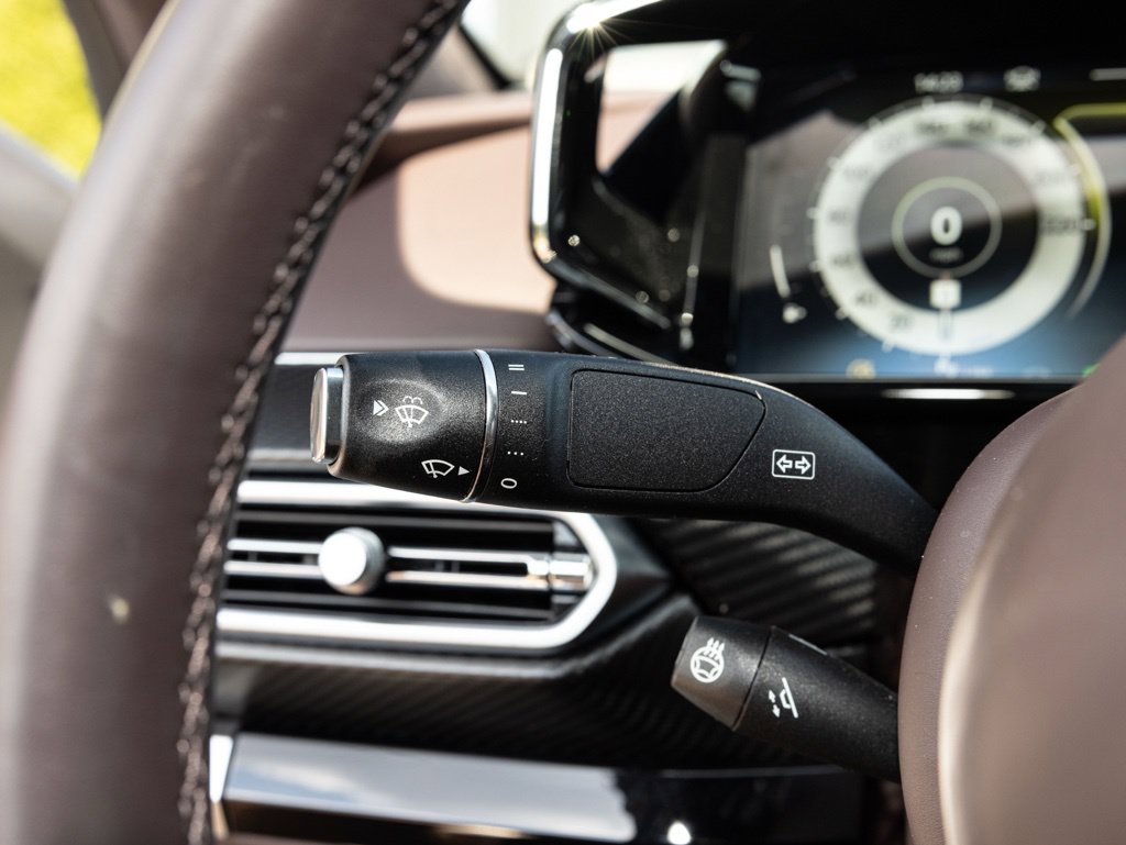 Used 2025 Aston Martin V8 Vantage Coupe RWD image 36