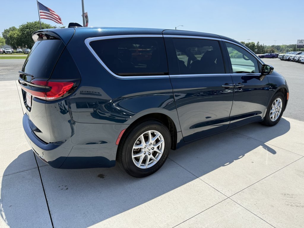 Used 2025 Chrysler Pacifica Select FWD image 8