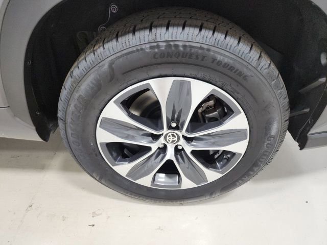 Certified 2024 Toyota Highlander XLE FWD image 44
