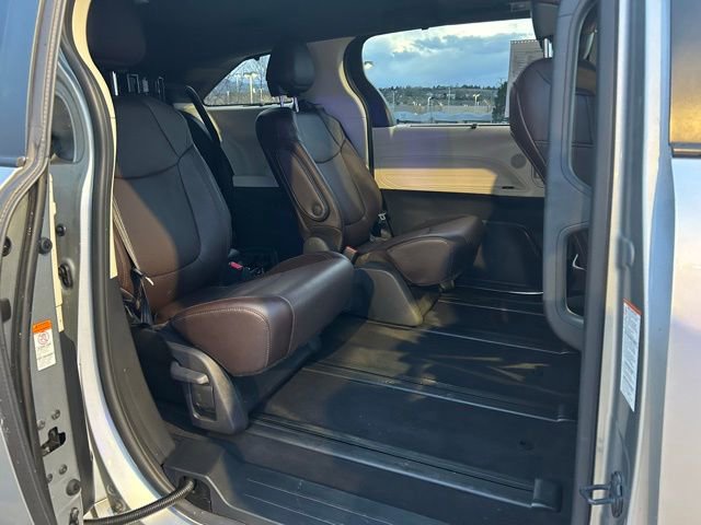 Used 2021 Toyota Sienna Platinum image 27