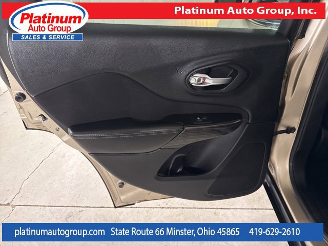Used 2015 Jeep Cherokee Latitude w/ Comfort/Convenience Group AWD/4WD image 28