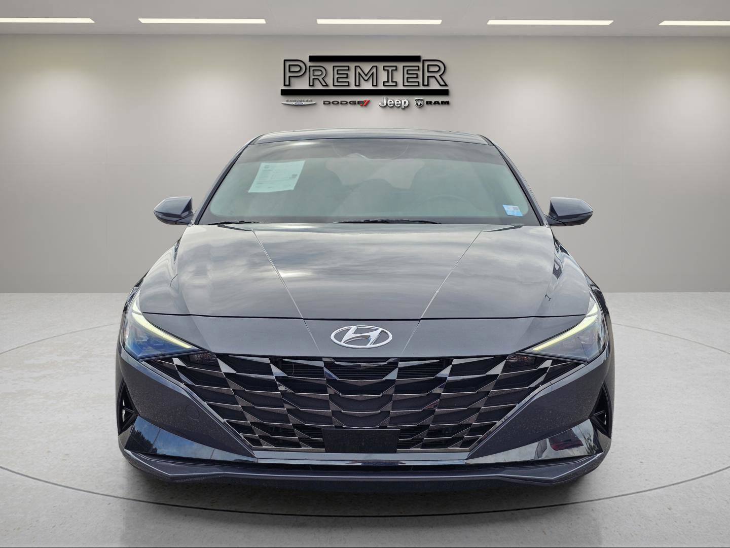 Used 2023 Hyundai Elantra Limited w/ Preferred Accessory Package image 2