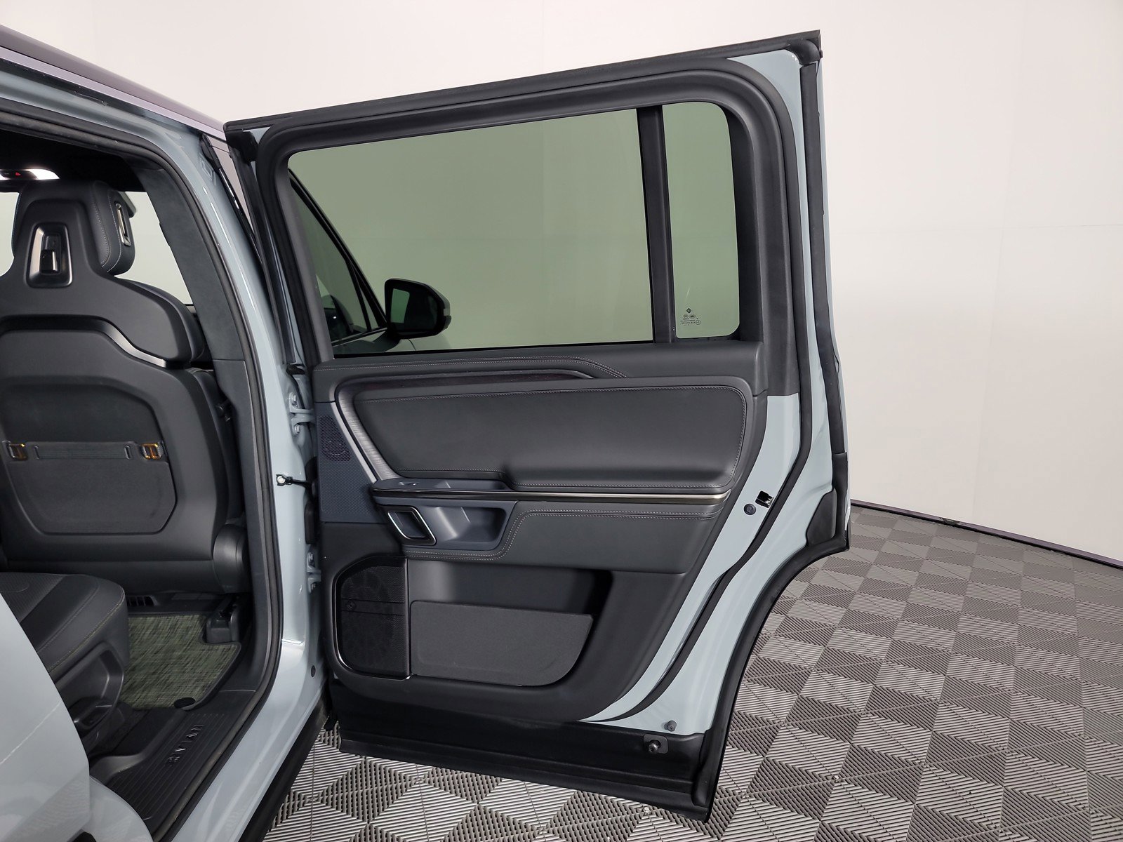 Used 2024 Rivian R1S Adventure AWD/4WD image 19