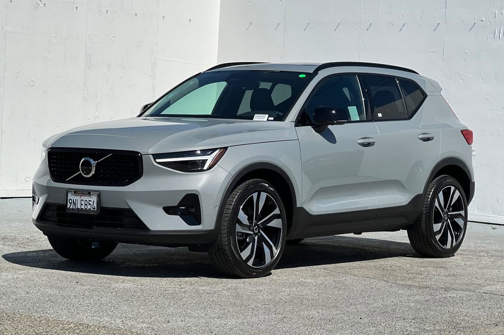 Used 2024 Volvo XC40 B5 Plus w/ Protection Package Premier image 7