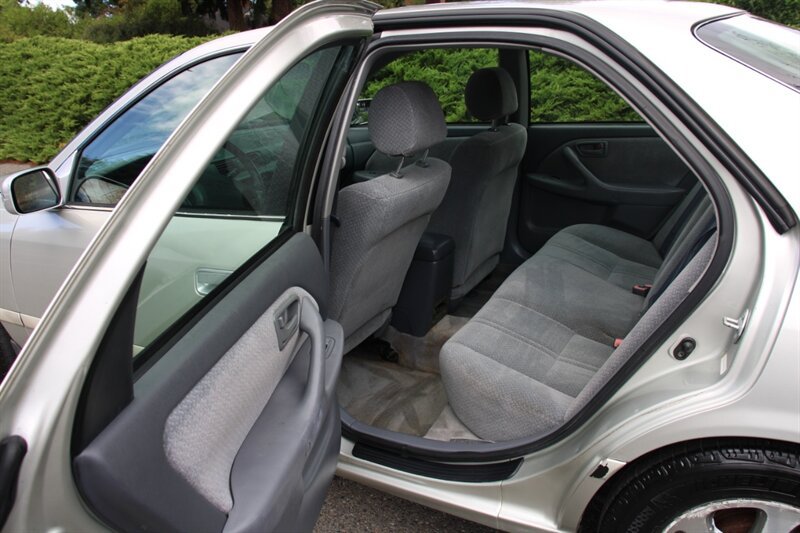 Used 2000 Toyota Camry LE w/ Value Pkg 3 FWD image 15