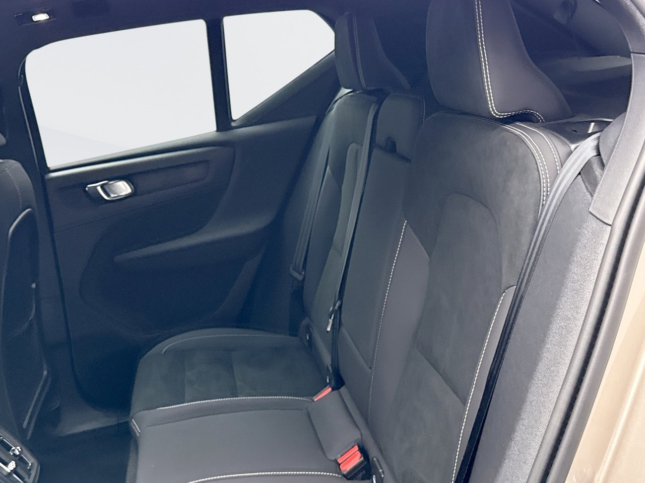 Used 2024 Volvo XC40 B5 Plus w/ Protection Package Premier image 18