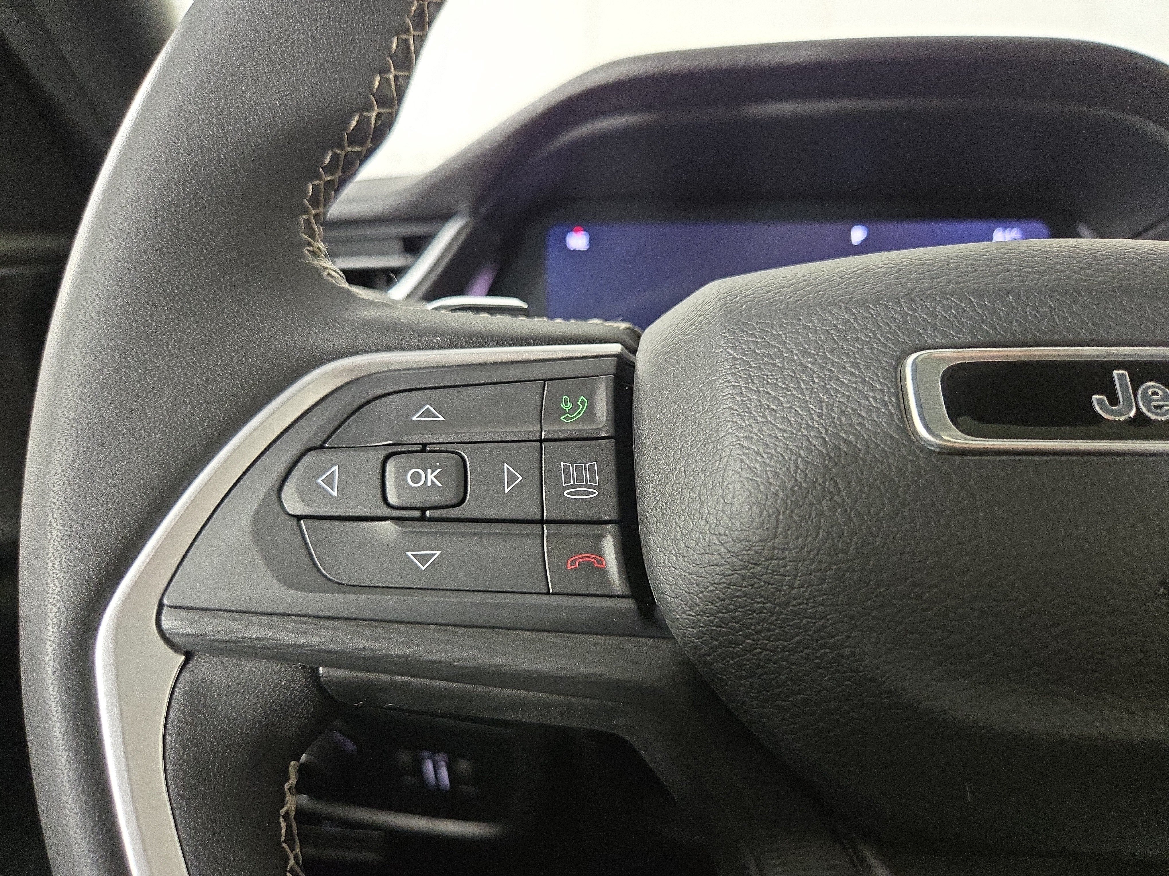 Used 2023 Jeep Grand Cherokee Altitude AWD/4WD image 15