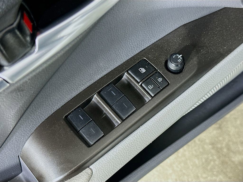 Used 2023 Toyota Camry SE image 19