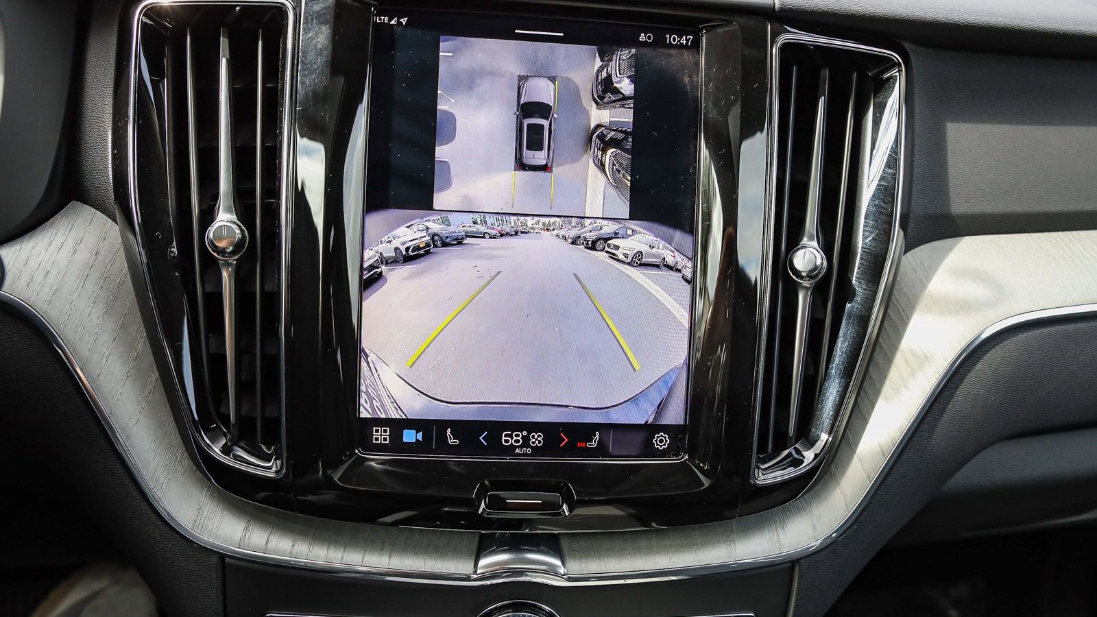 Used 2025 Volvo XC60 B5 Plus image 26