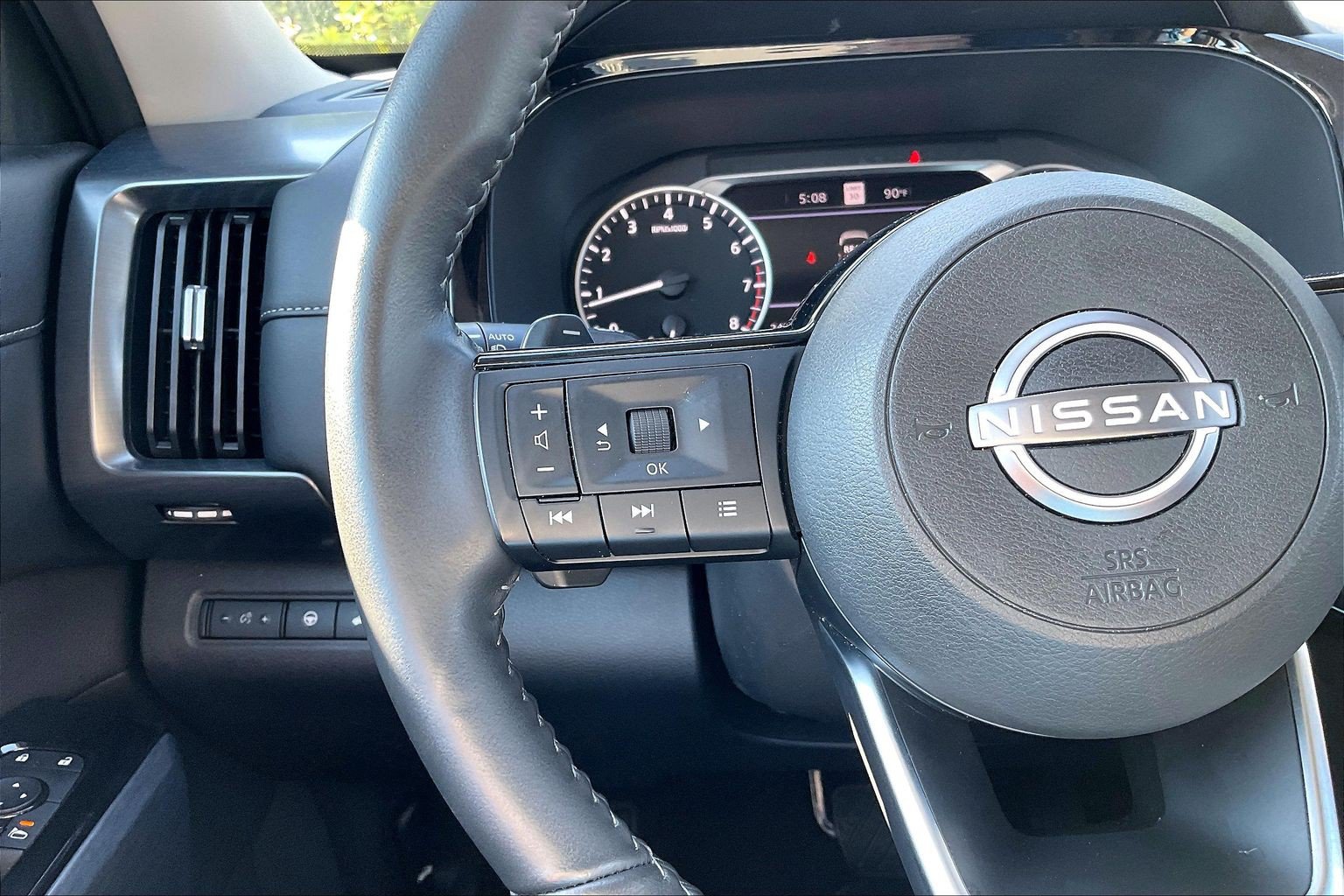 Used 2024 Nissan Pathfinder SL AWD/4WD image 18