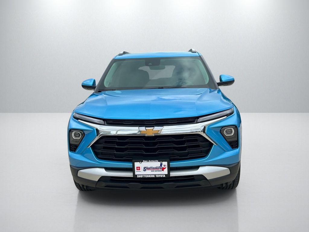Used 2025 Chevrolet TrailBlazer LT AWD/4WD image 2