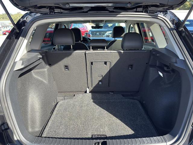 Certified 2025 Volkswagen Taos SE image 11