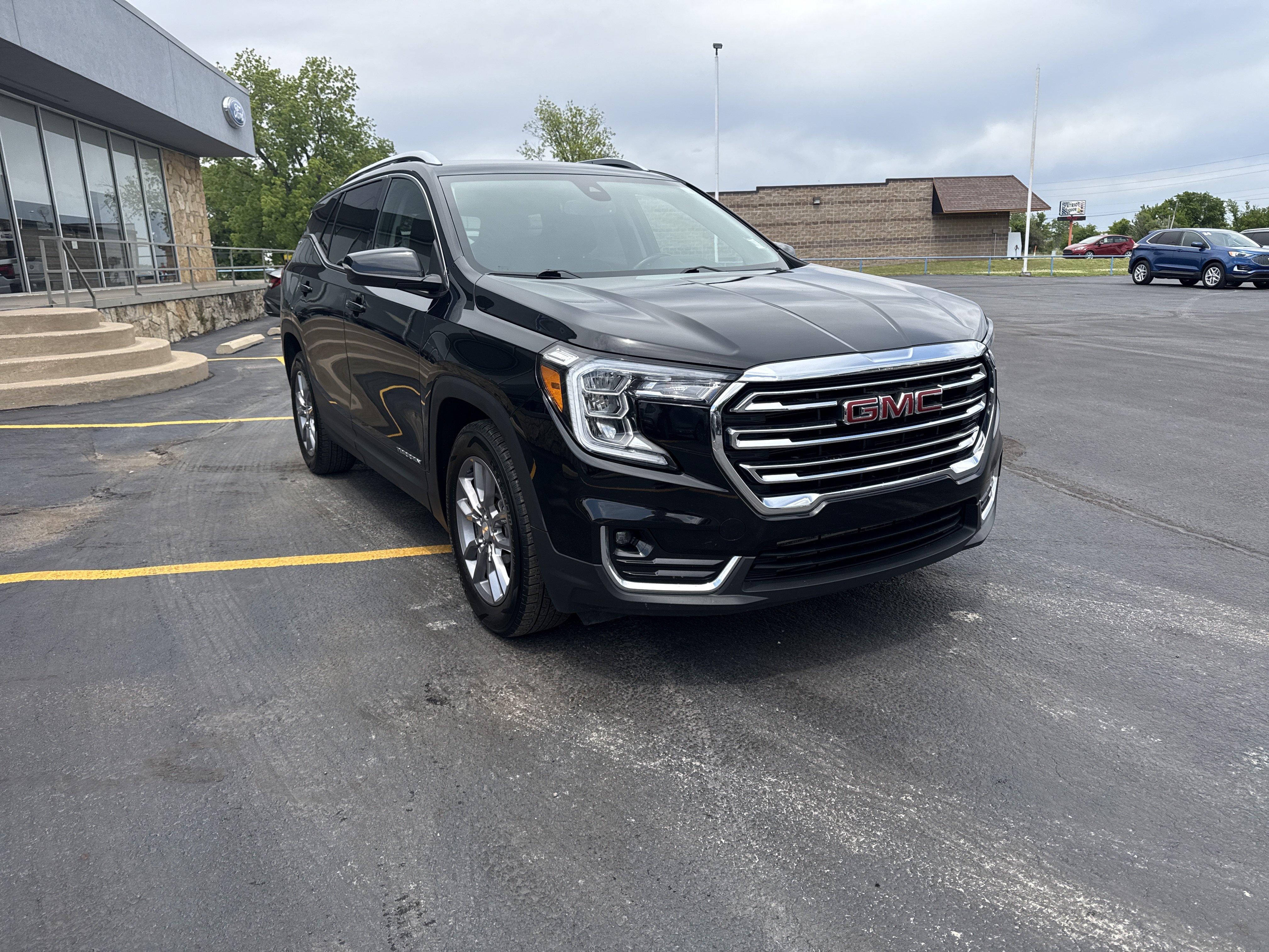 Used 2024 GMC Terrain SLT FWD image 3