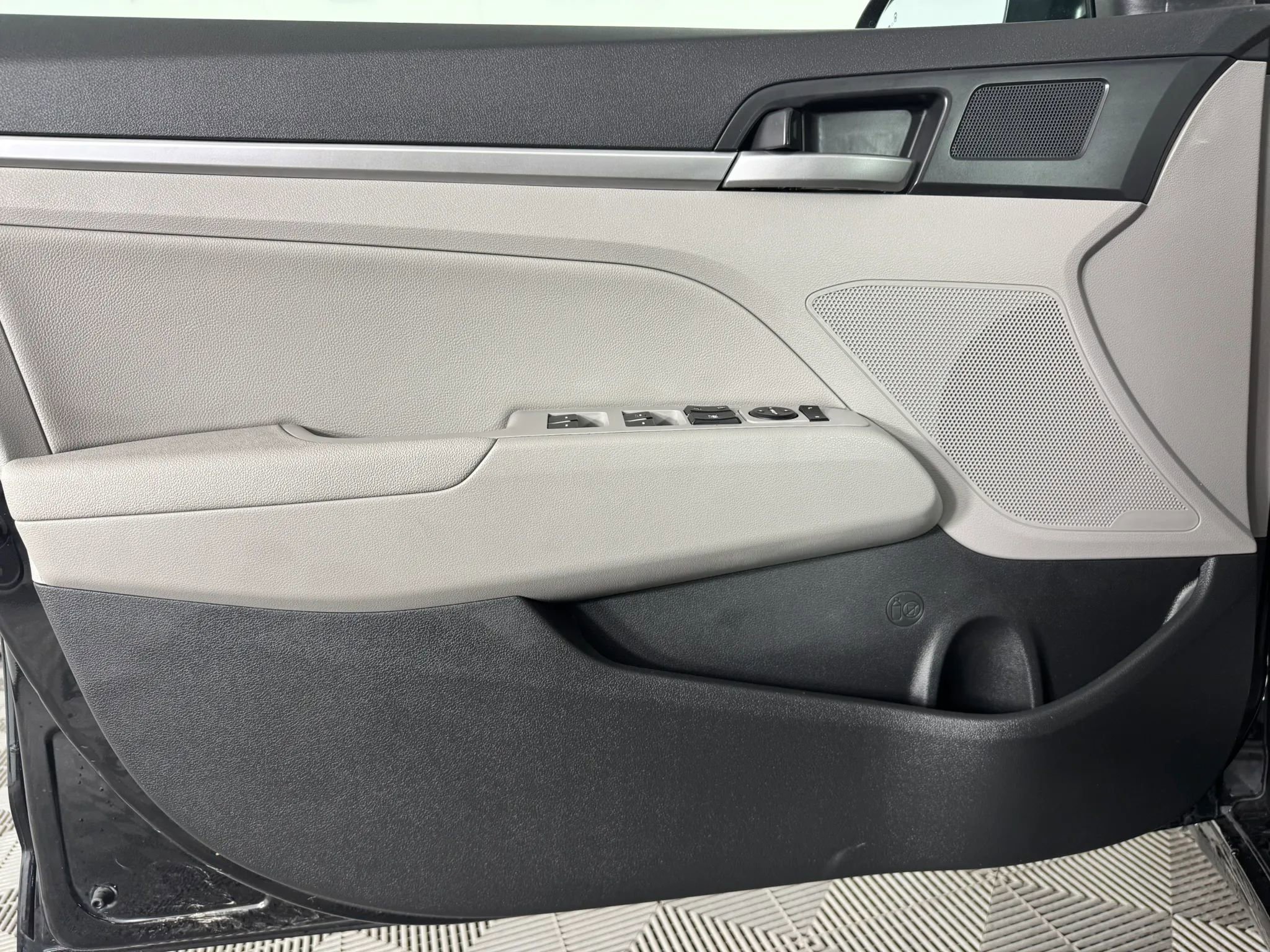 Used 2017 Hyundai Elantra Limited FWD image 37