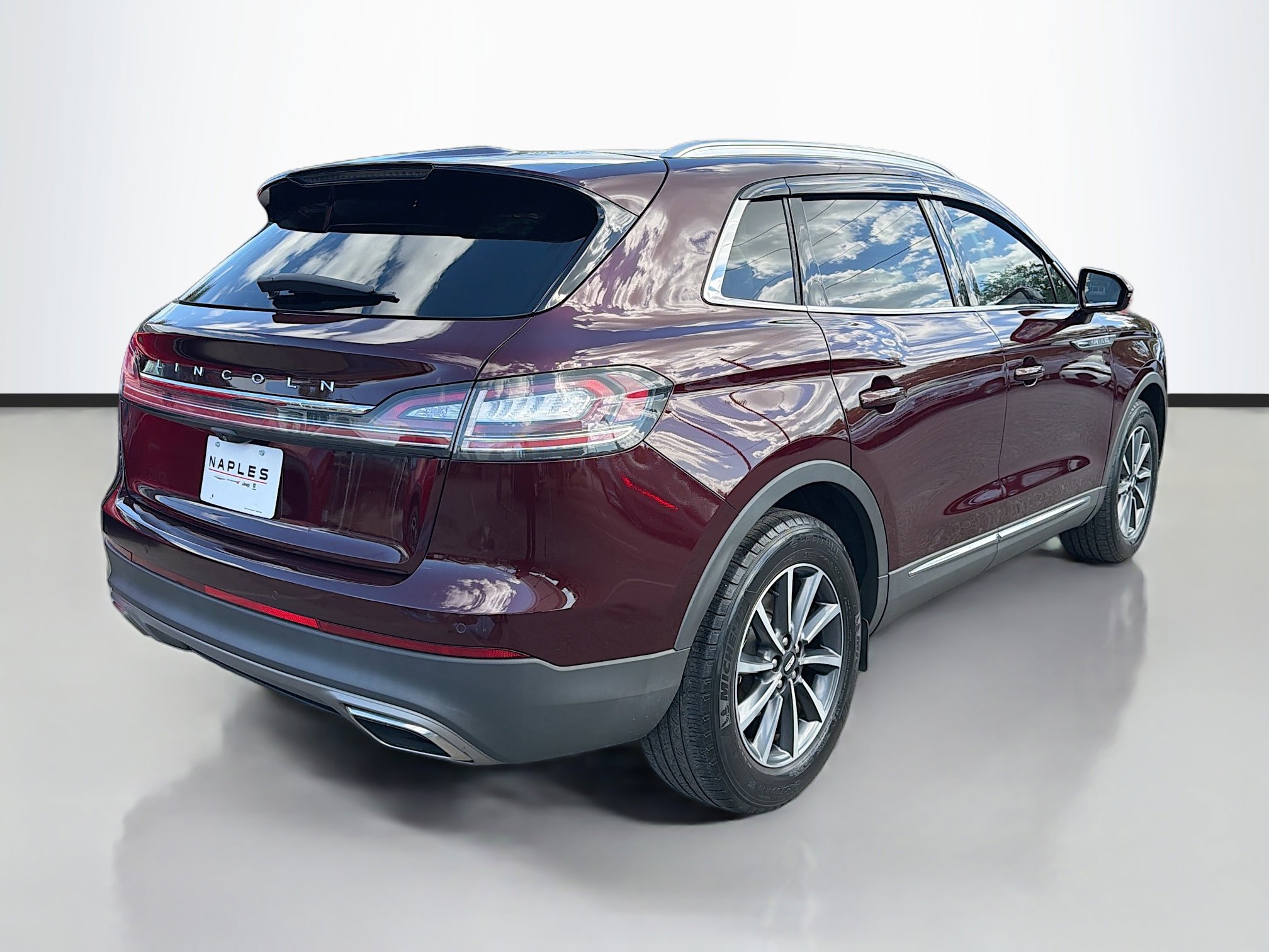 Used 2021 Lincoln Nautilus FWD image 3