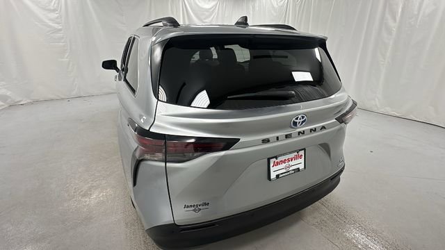 Used 2024 Toyota Sienna XLE image 5