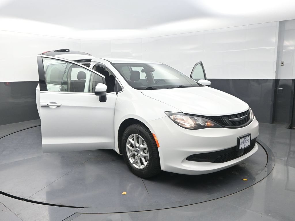 Used 2022 Chrysler Voyager LX FWD image 31