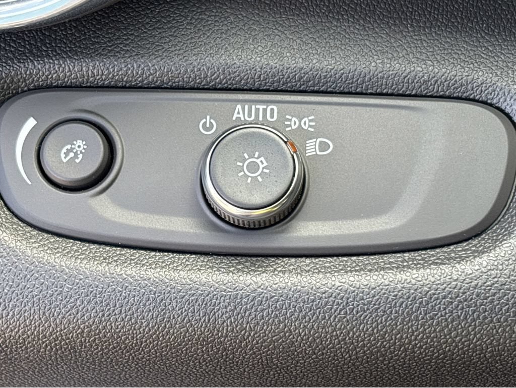 Used 2025 Chevrolet Trax LT FWD image 8