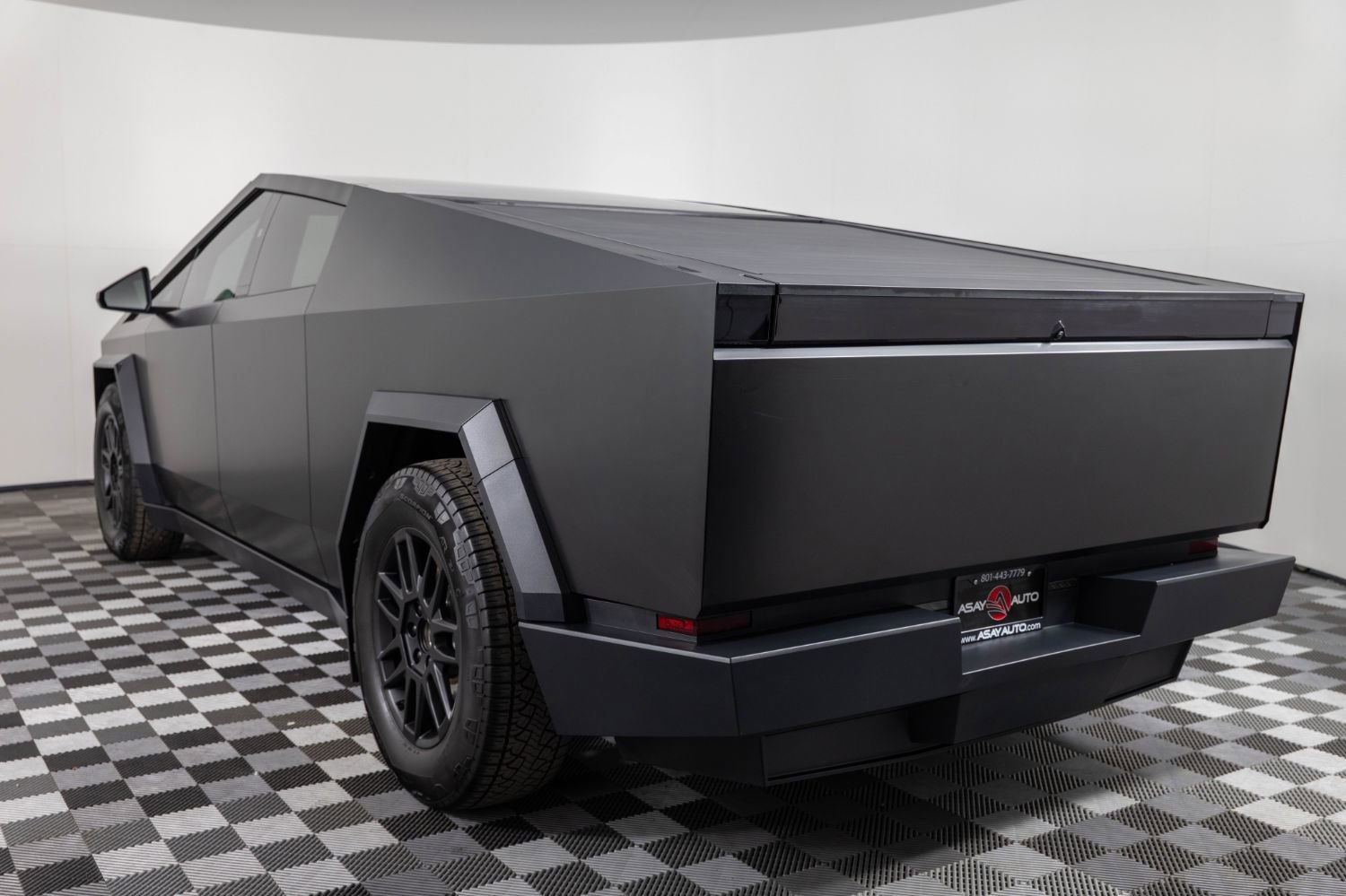 Used 2024 Tesla Cybertruck AWD Crew Cab image 5