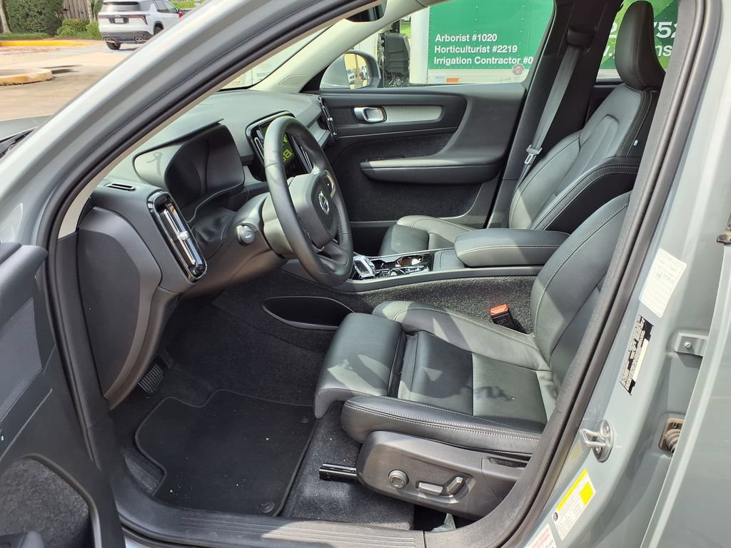 Used 2025 Volvo XC40 B5 Plus AWD/4WD image 13