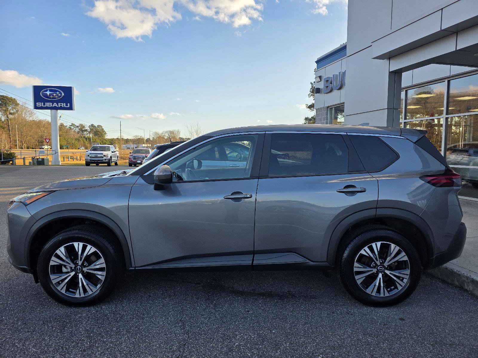 Used 2023 Nissan Rogue SV image 9