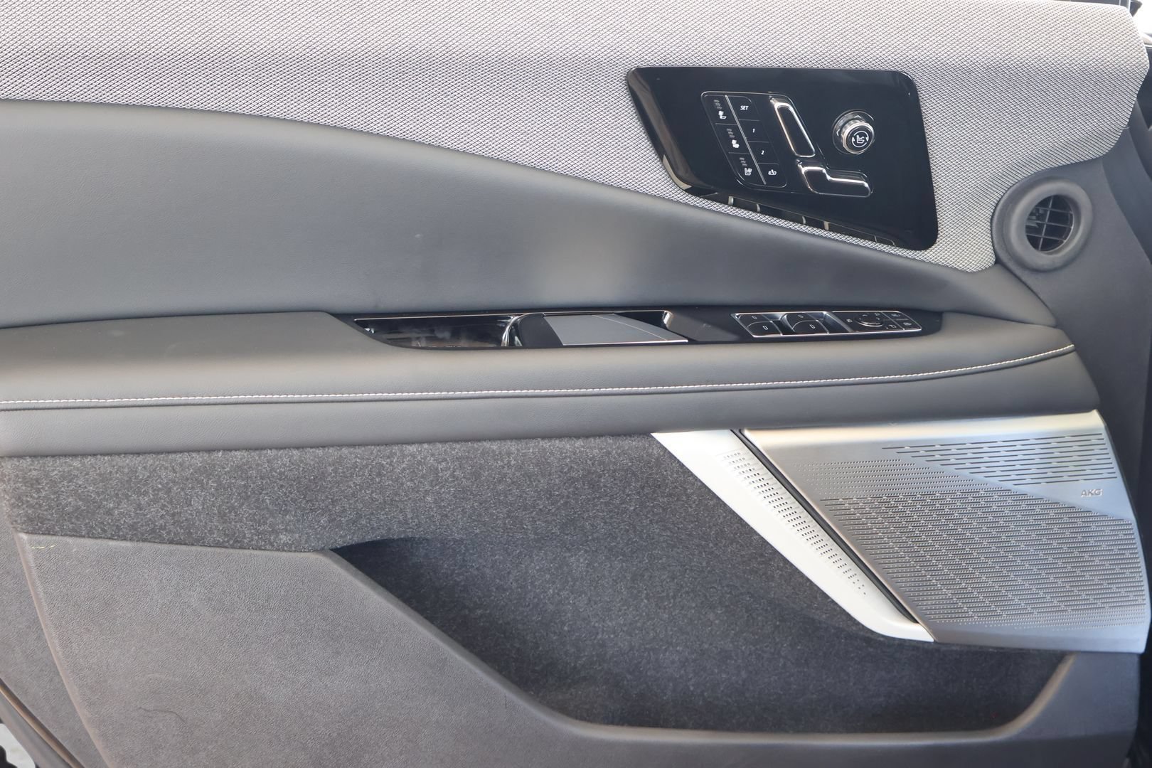 Certified 2025 Cadillac Optiq Luxury 2 w/ LPO, Floor Liner Package AWD/4WD image 9