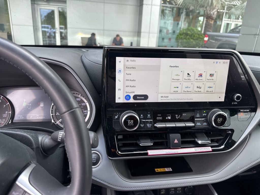 Used 2024 Toyota Highlander XLE FWD image 6