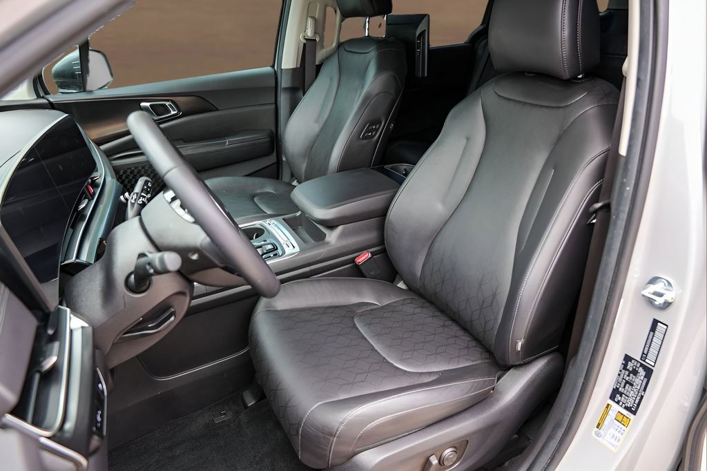 Used 2025 Kia Carnival SX FWD image 7