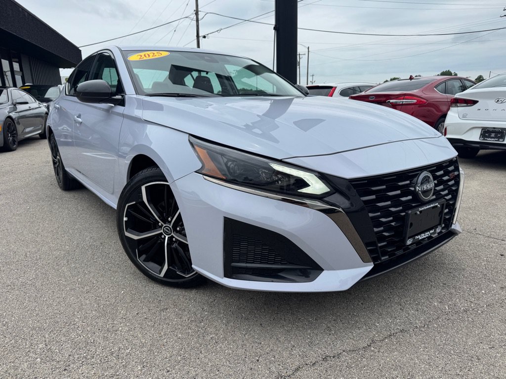 Used 2025 Nissan Altima 2.5 SR FWD image 2