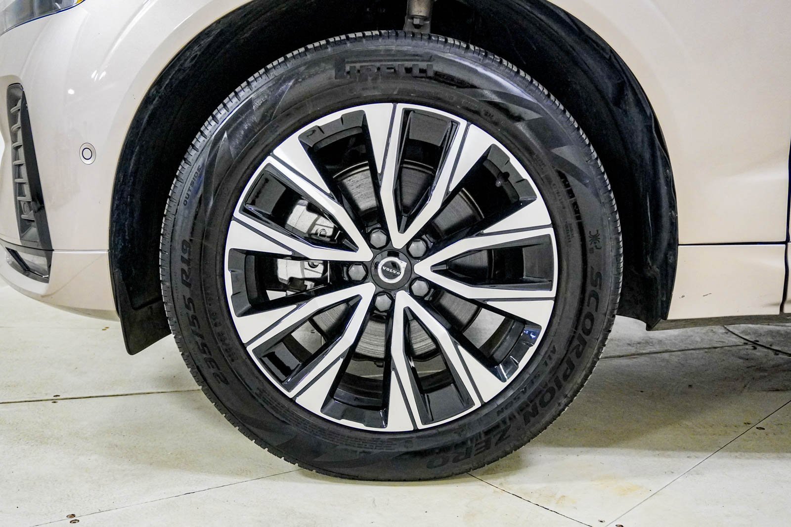 Used 2025 Volvo XC60 B5 Plus image 15