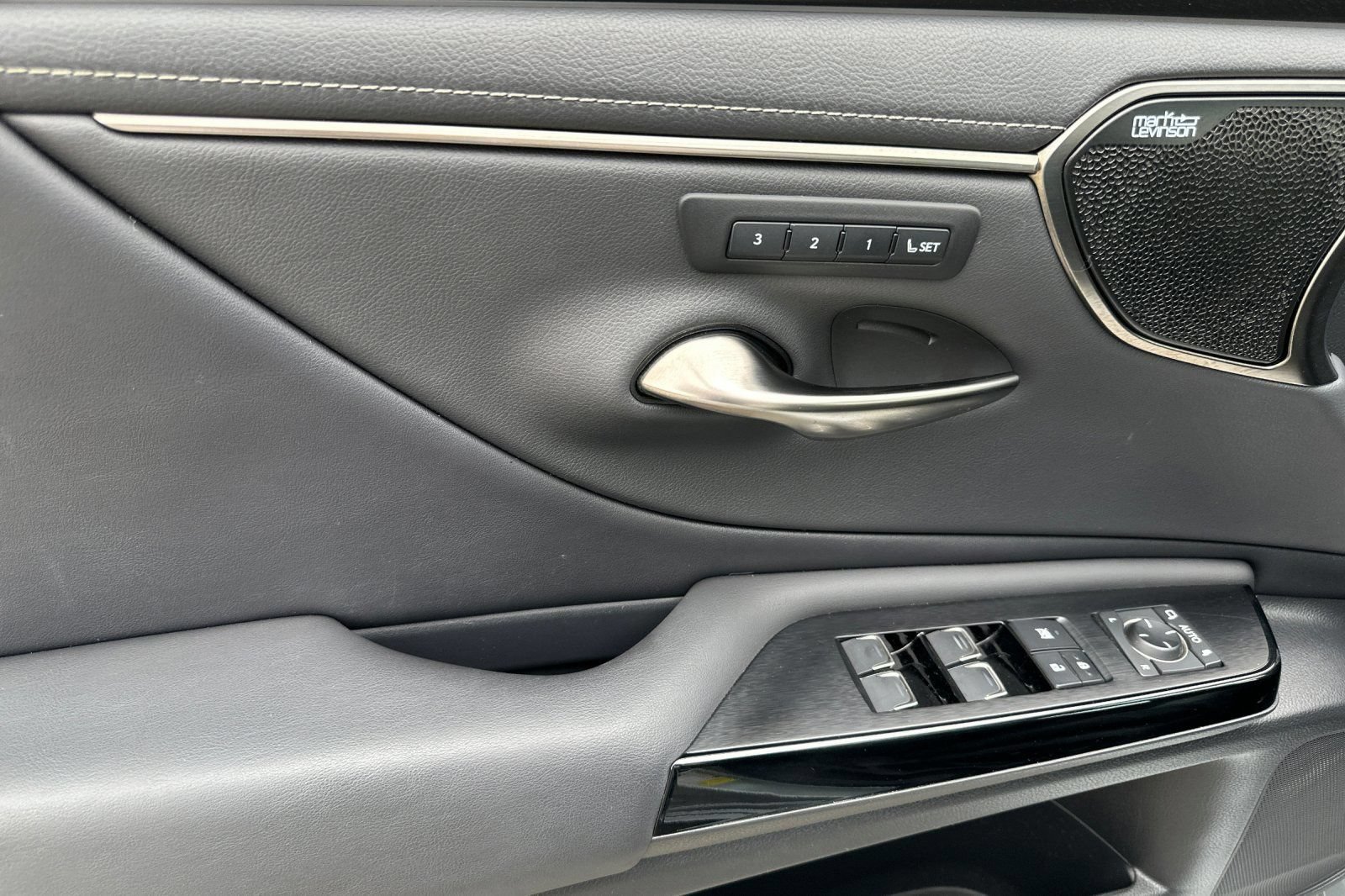 Certified 2023 Lexus ES 350 w/ Accessory Package (Z2) FWD image 12