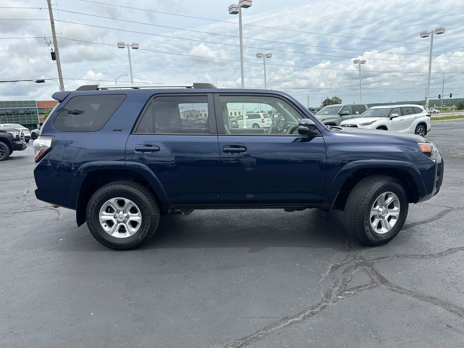 Used 2022 Toyota 4Runner SR5 Premium w/ Moonroof Package AWD/4WD image 10