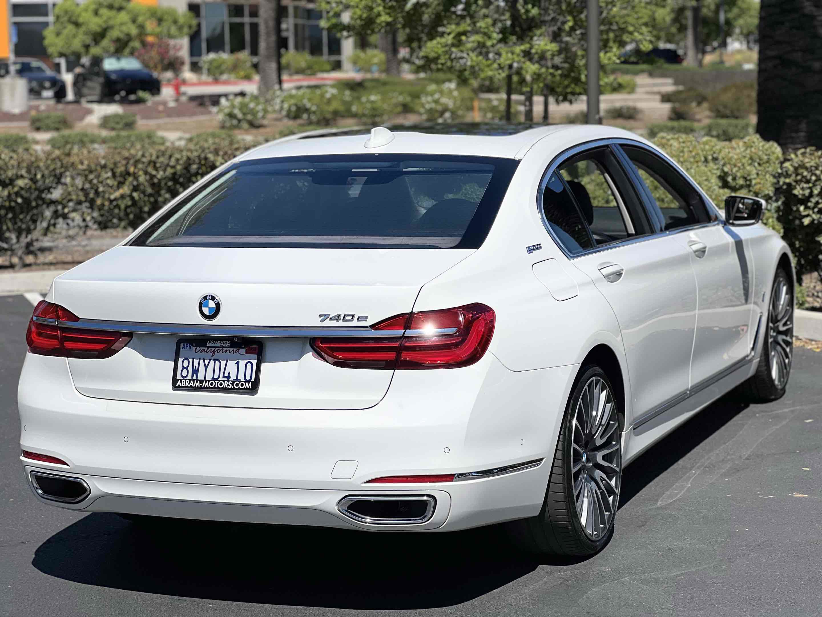 Used 2018 BMW 740e xDrive AWD/4WD image 25