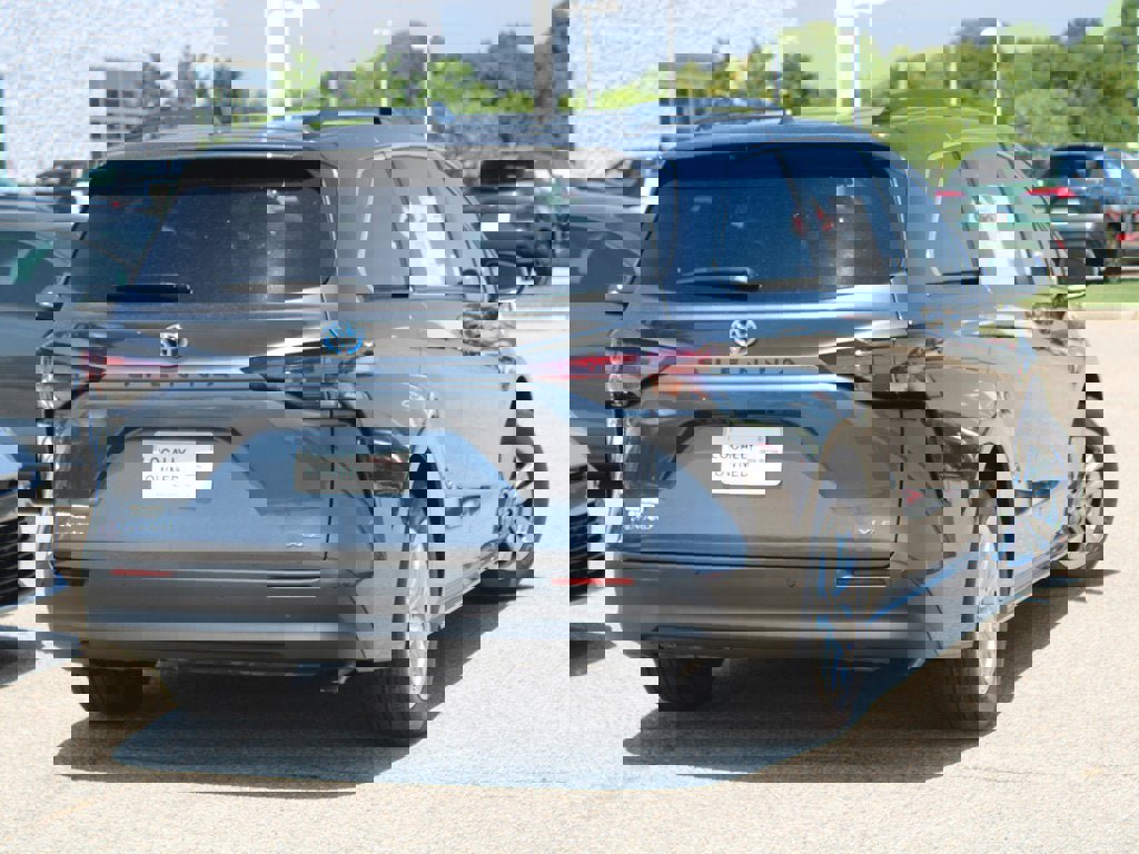 Used 2025 Toyota Sienna XLE image 13