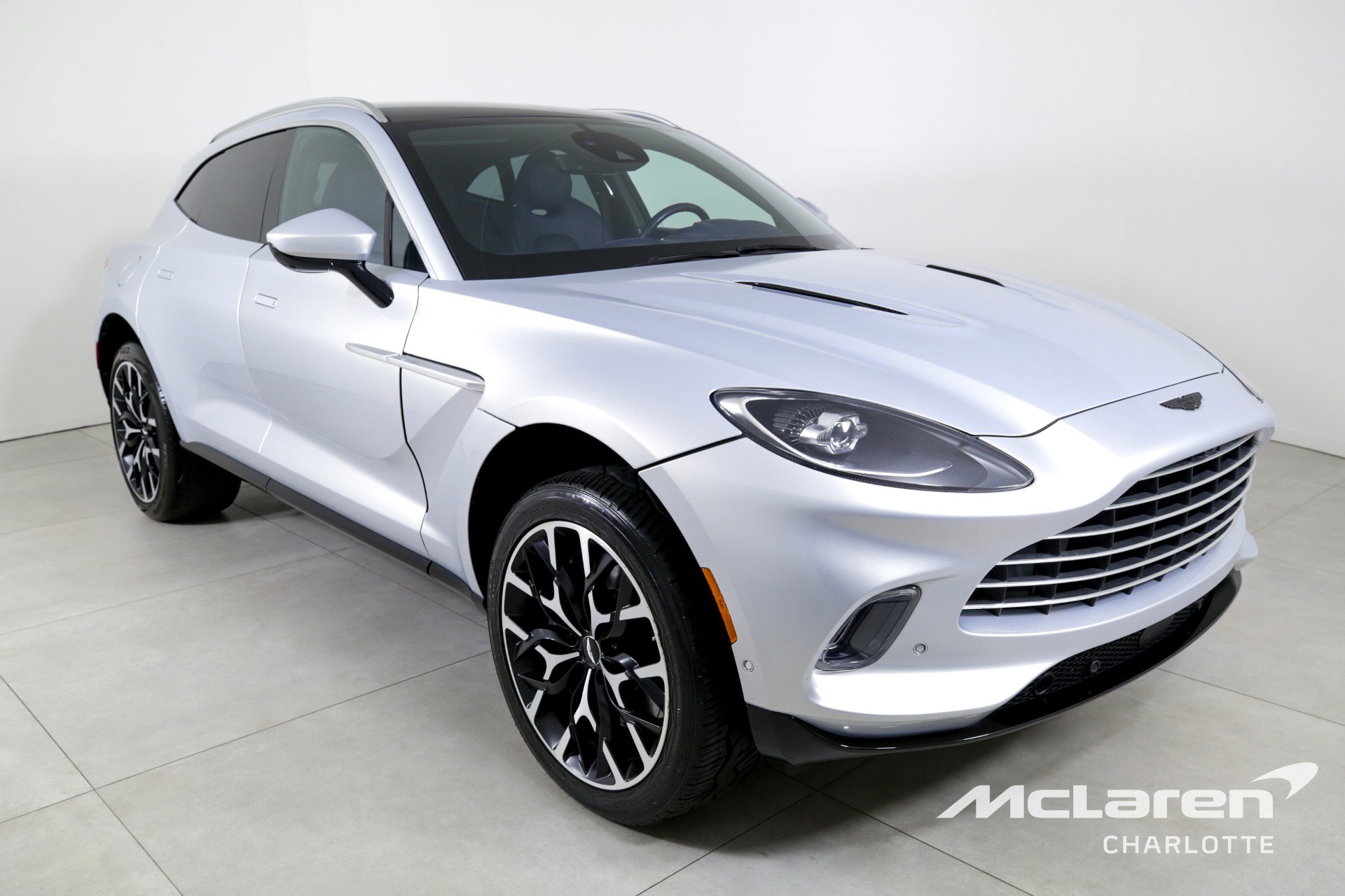 Used 2021 Aston Martin DBX image 3