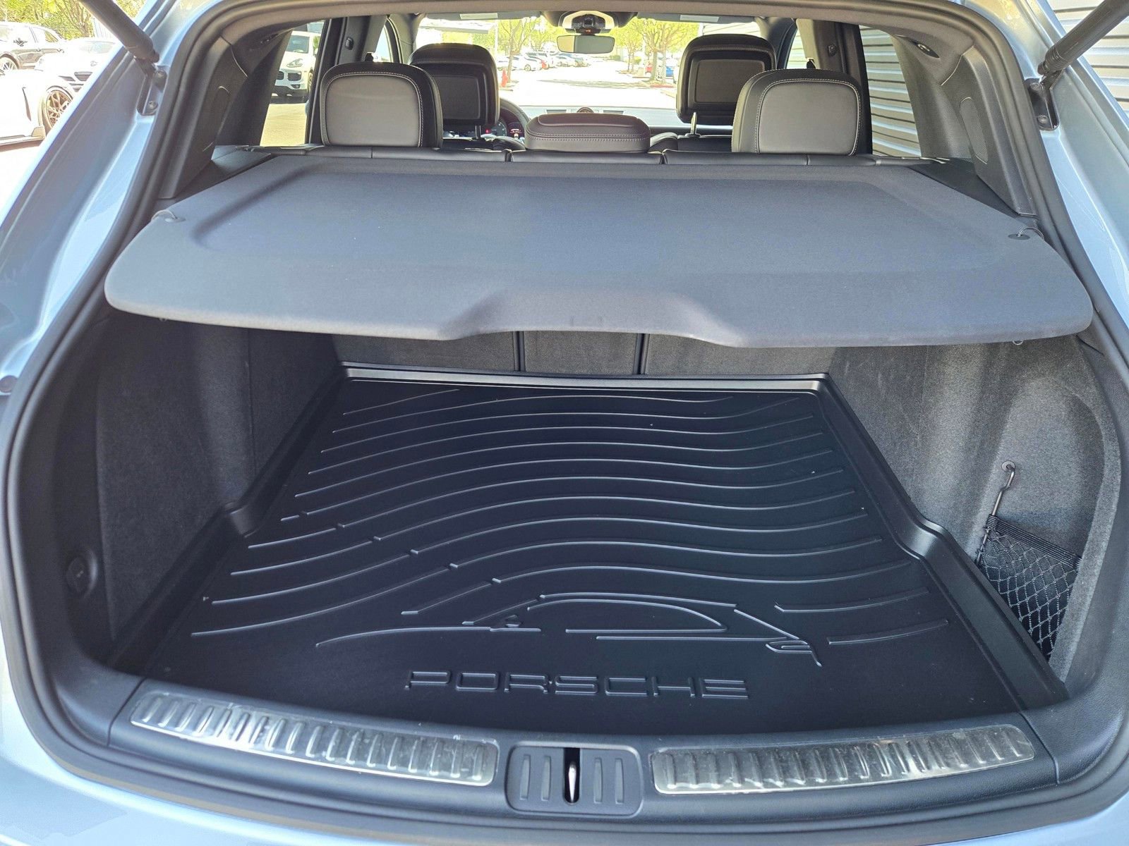 Certified 2025 Porsche Macan AWD/4WD image 27