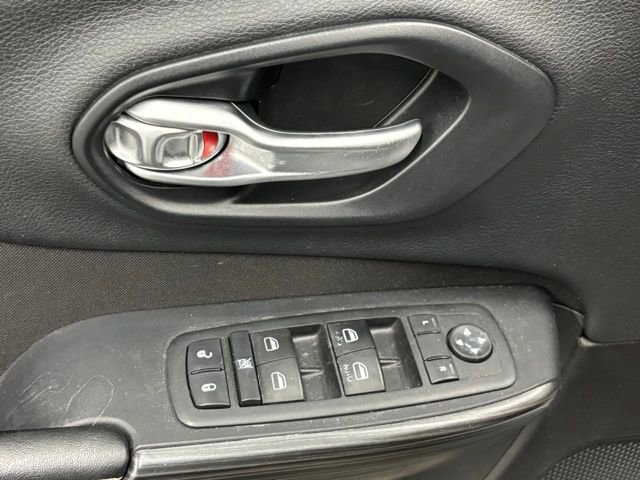 Used 2015 Jeep Cherokee Latitude AWD/4WD image 12