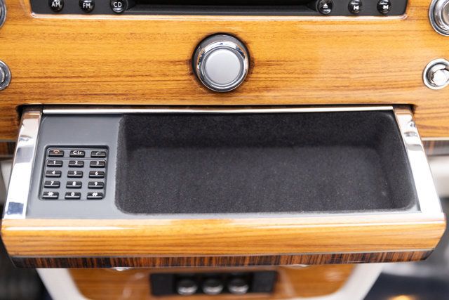 Used 2010 Rolls-Royce Phantom Drophead Coupe image 95