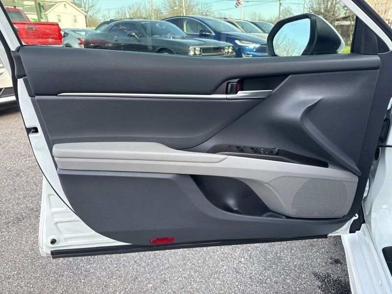 Used 2021 Toyota Camry SE FWD image 9