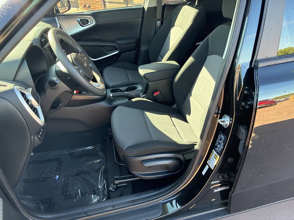 Used 2025 Kia Soul LX FWD image 21