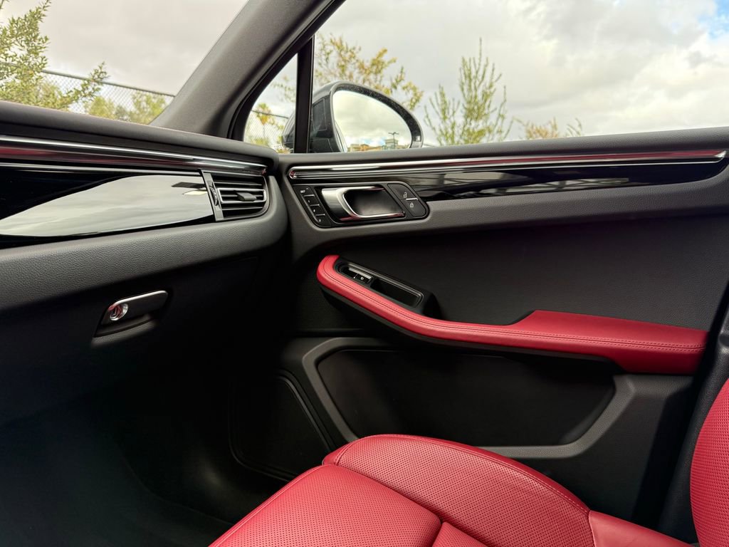 Used 2025 Porsche Macan image 24