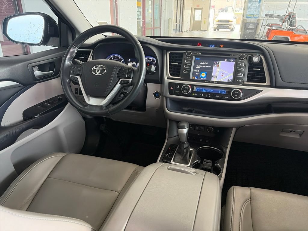 Used 2017 Toyota Highlander XLE AWD/4WD image 9
