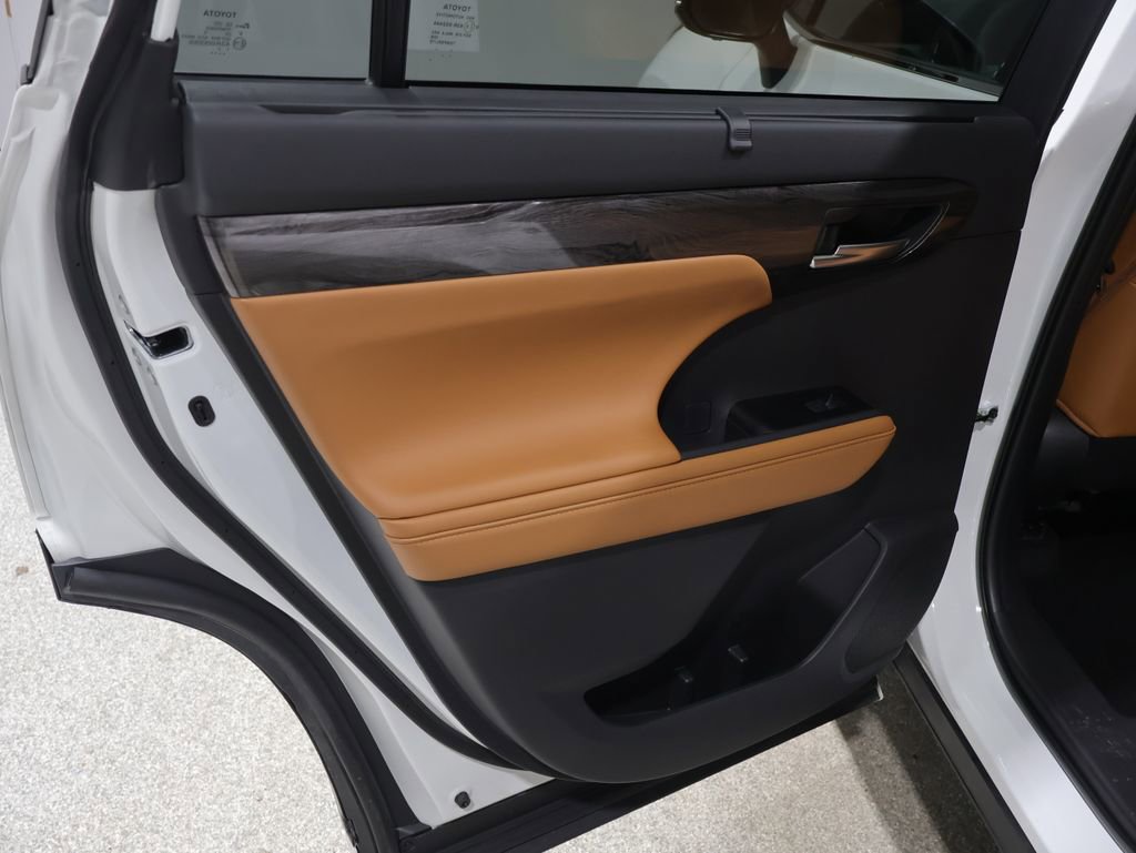 Used 2025 Toyota Highlander Platinum image 20