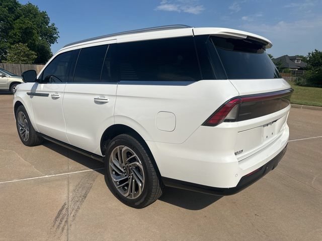 Used 2026 Lincoln Navigator Reserve AWD/4WD image 3