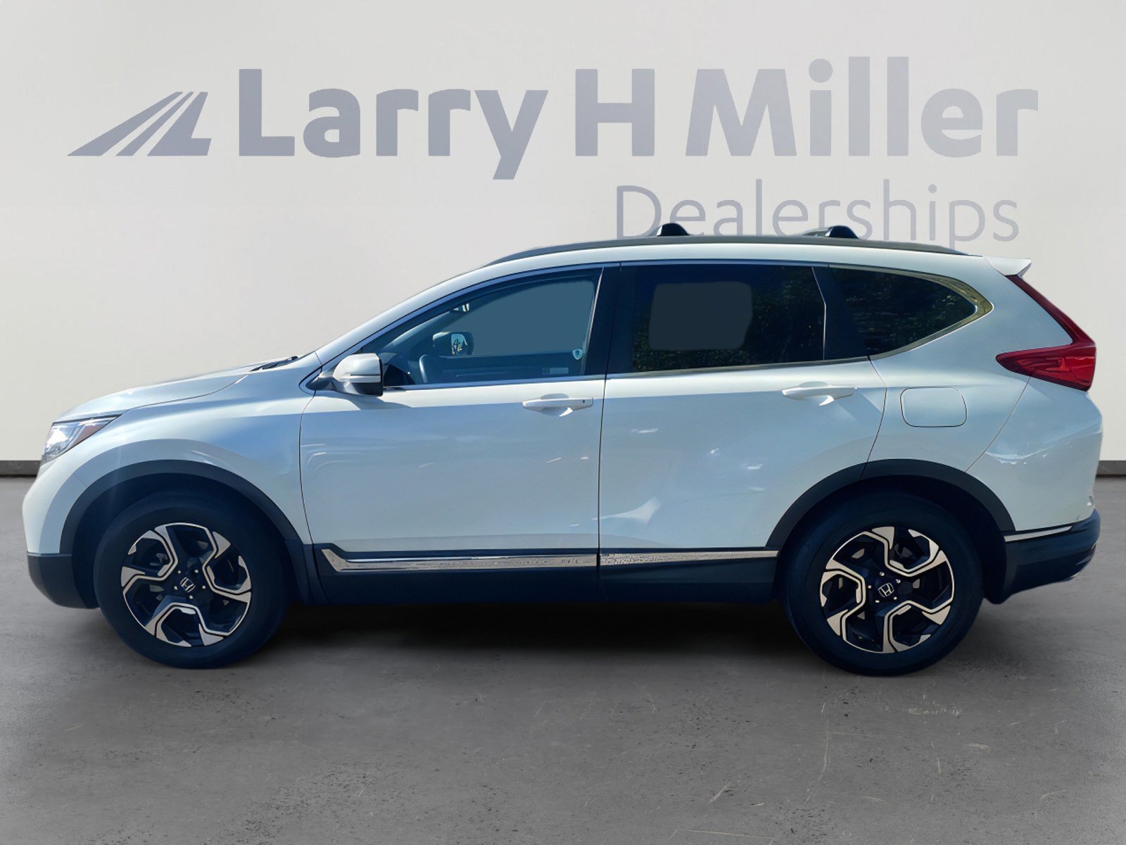 Used 2018 Honda CR-V Touring image 2