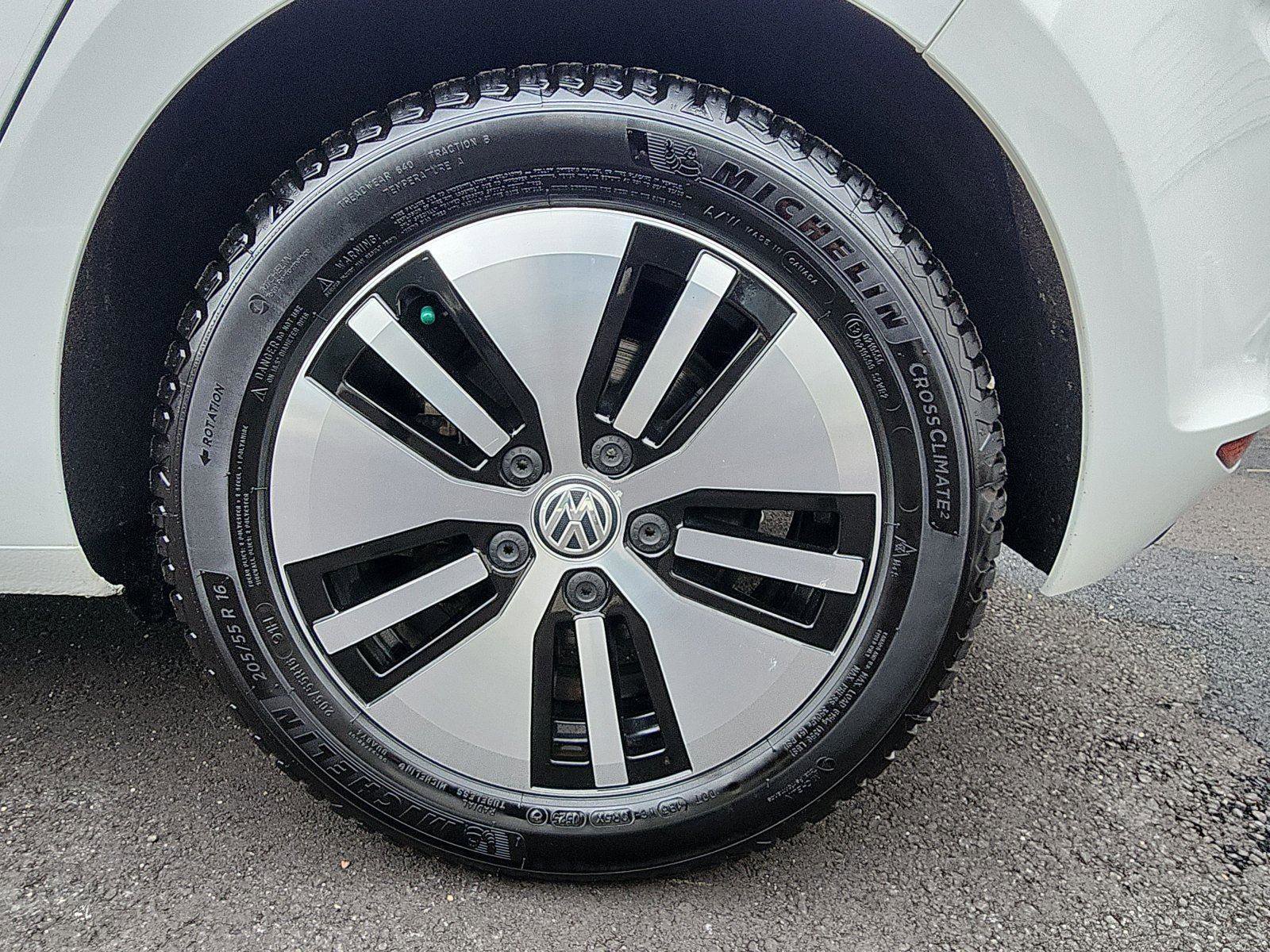 Used 2016 Volkswagen e-Golf SE w/ DC Fast Charging Package image 9