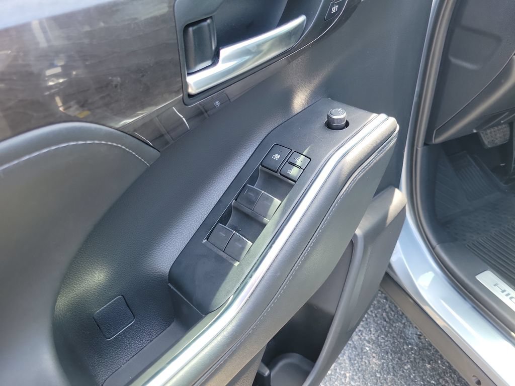 Used 2021 Toyota Highlander Limited AWD/4WD image 19