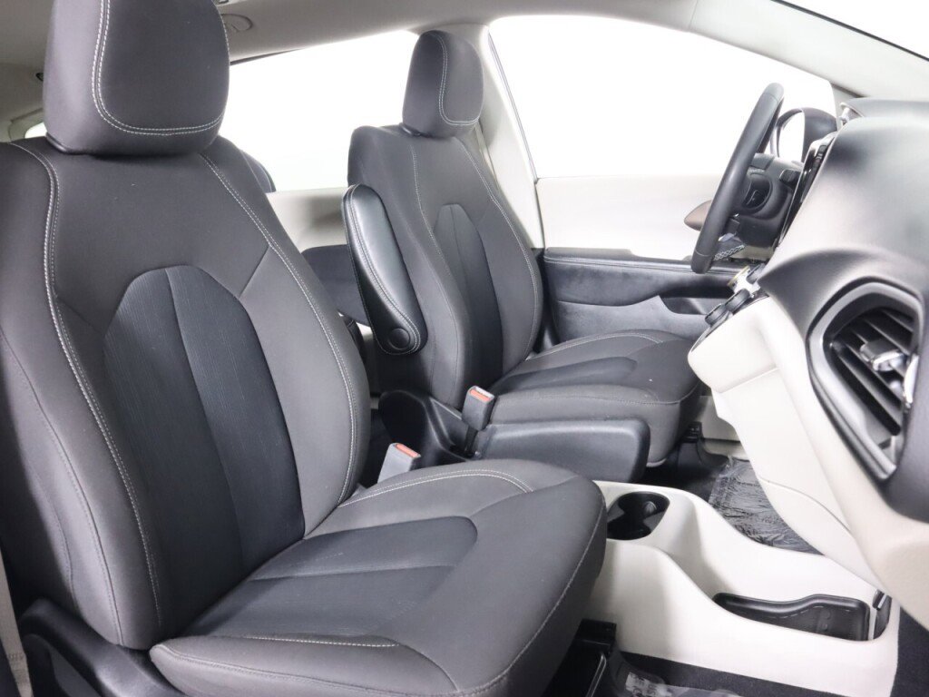 Used 2022 Chrysler Voyager LX image 37