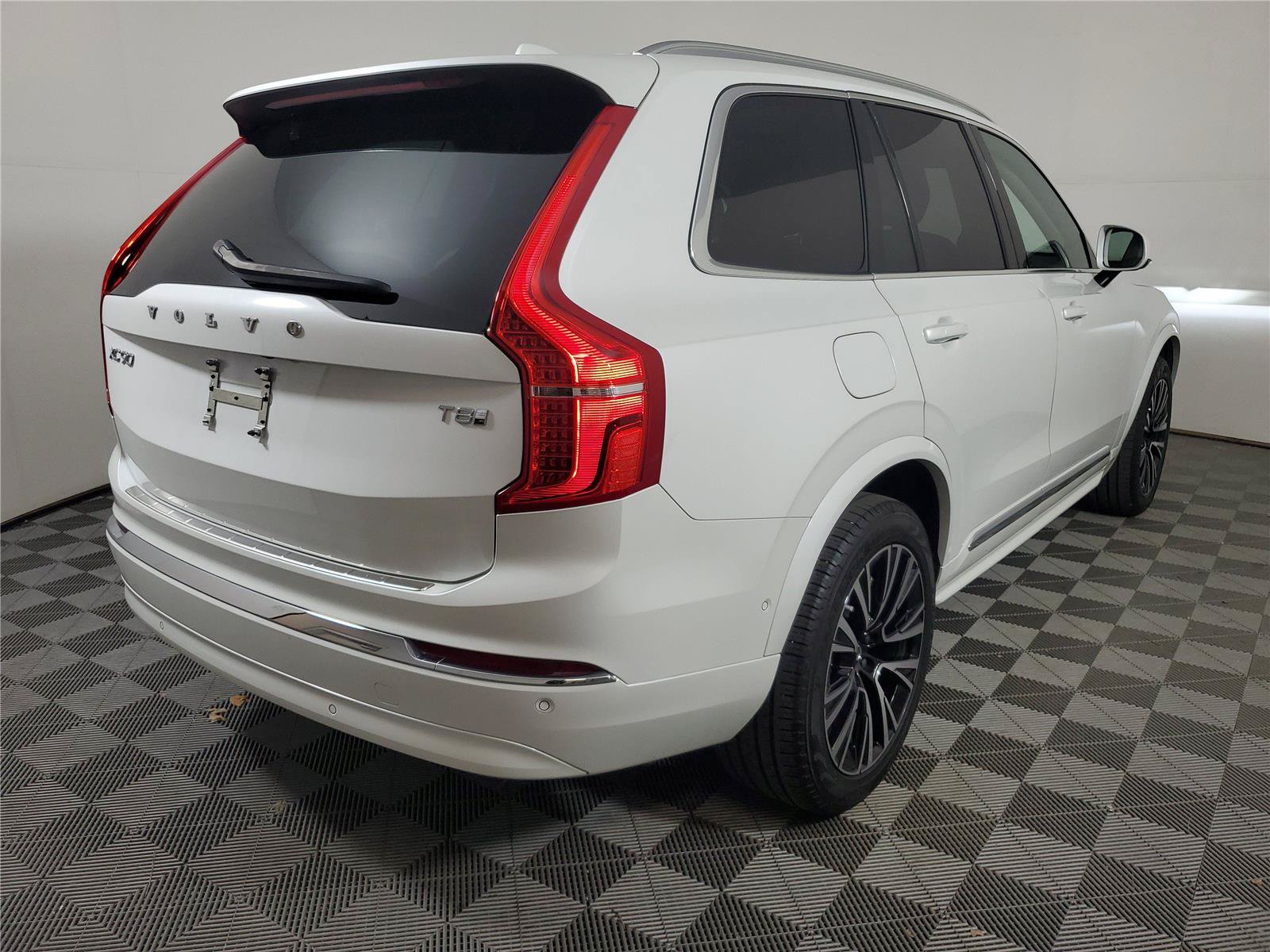 Certified 2025 Volvo XC90 T8 Plus w/ Protection Package Premier AWD/4WD image 6